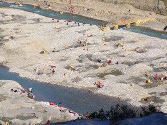 The River Sai, Nepal, The miners working from above